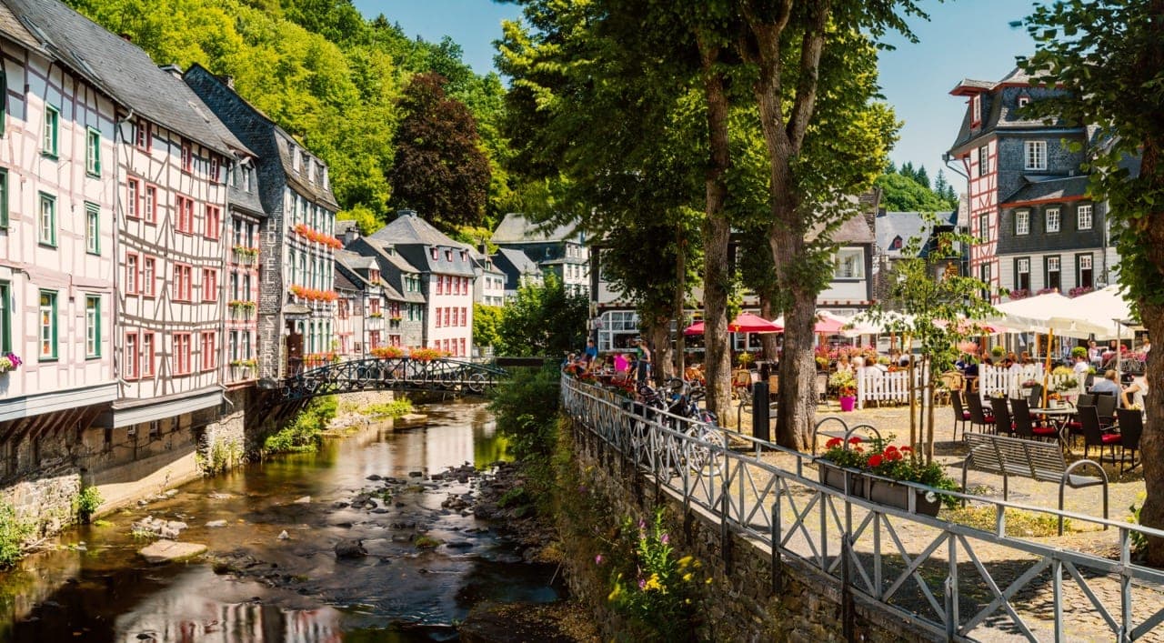 Vakwerkhuizen en brug over de Rur in de oude binnenstad van Monschau