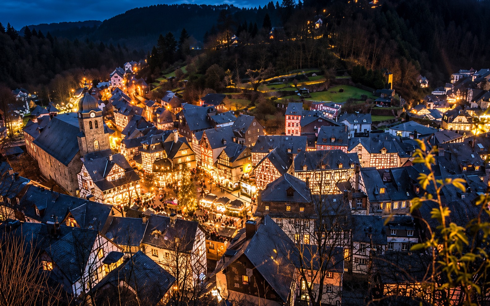 Kerstmarkt Monschau bij avond in de verlichte historische binnenstad