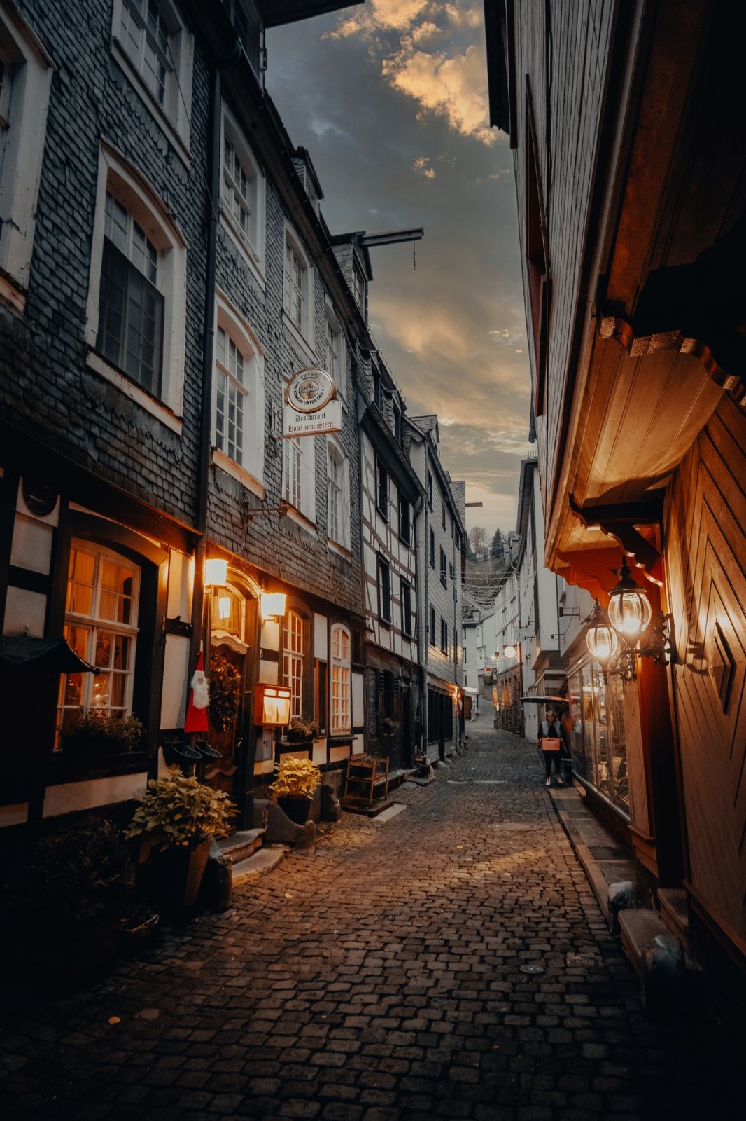 Monschau tijdens kerst met verlichte vakwerkhuizen